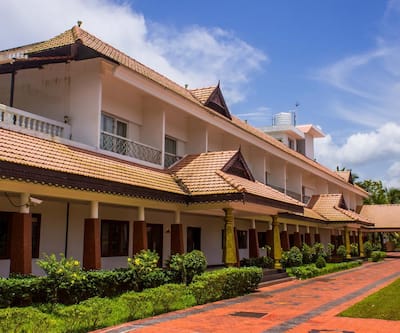 https://imgcld.yatra.com/ytimages/image/upload/t_hotel_yatra_city_desktop/v1447073361/Domestic Hotels/Hotels_Kumarakom/Green Fields Kumarakom/SIDE_VIEW_1.jpg